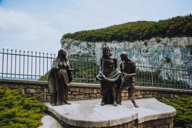 İtalya, Spiazzi 09.07.2022 Santuario Bazilika Madonna della Corona. Dağın tepesindeki kiliseye giden yol.