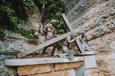 İtalya, Spiazzi 09.07.2022 Santuario Bazilika Madonna della Corona. Dağın tepesindeki kiliseye giden yol.