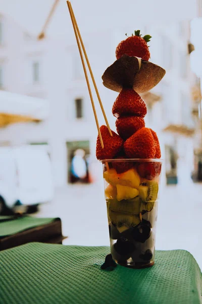 Fruchtfutter Früchte Einer Tasse Erdbeeren Kokos Und Ananas Mit Kiwi — Stockfoto