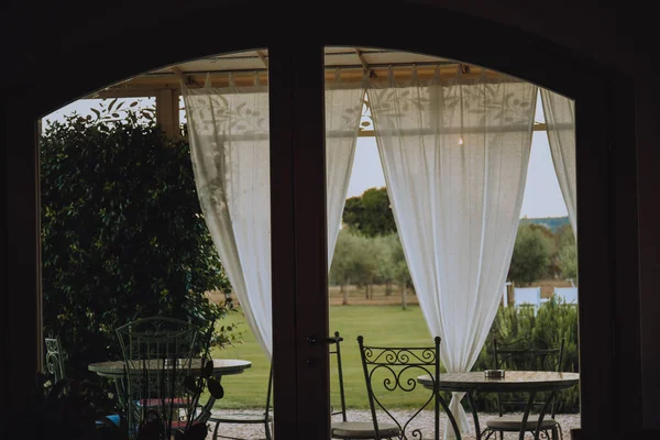 Schöne Terrasse Italienischen Stil Einem Feld Mit Olivenfeldern Hintergrund Komfort — Stockfoto