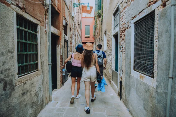 Група Друзів Ходить Венеції Туристи Італії Ходять Вузькою Вулицею — стокове фото