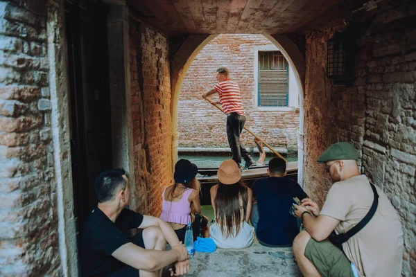 Венеції Біля Гранд Каналу Сидить Група Людей Туристи Дивляться Велетня — стокове фото