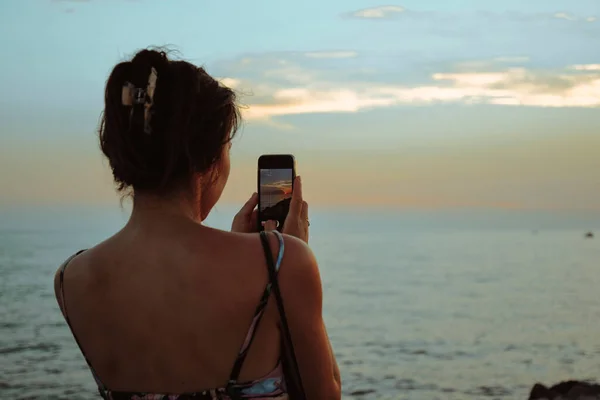 Woman Background Sunset Sea Ocean Takes Photo Phone Rest Travel — Stockfoto
