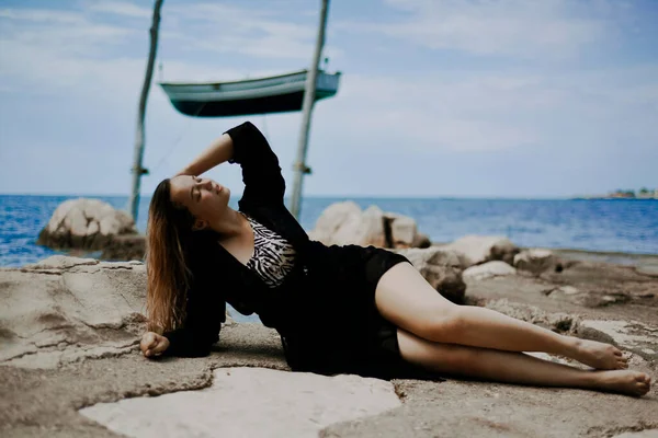 Gorgeous Brunette Beach Backdrop Sea Suspended Boat Woman Long Hair — Stockfoto
