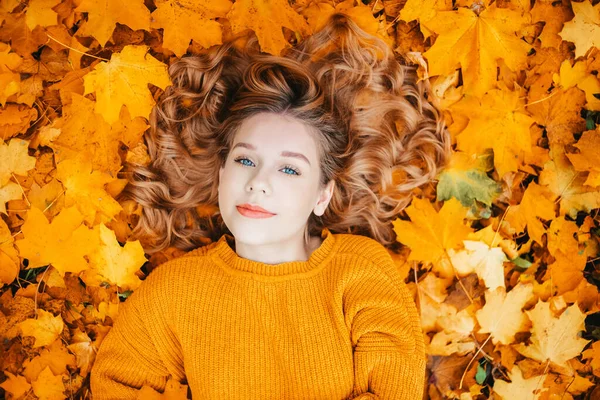 Una Hermosa Joven Con Ojos Azules Encuentra Las Hojas Otoño — Foto de Stock