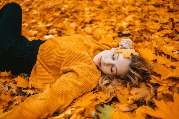 Piękna Dziewczyna Leży Jesiennych Liściach Parku Wspaniałe Włosy Nastolatek Odpoczywa — Zdjęcie stockowe