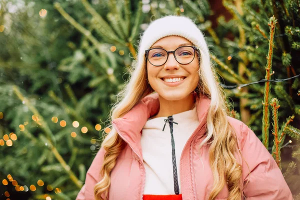 Een Schattig Blondje Kiest Een Kerstboom Voor Het Nieuwe Jaar — Stockfoto