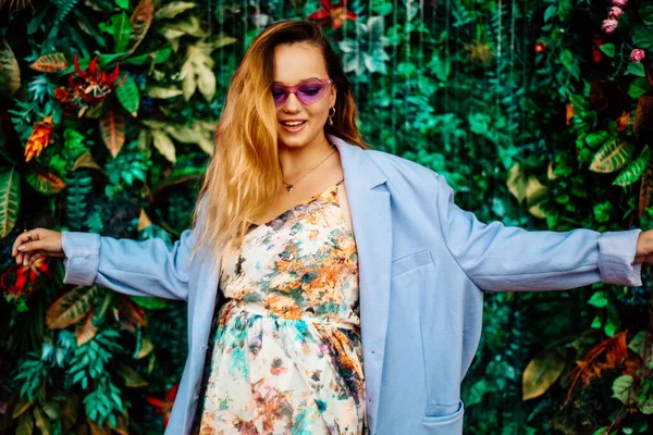 Uma Menina Vestido Jaqueta Óculos Sol Roxos Posa Retrato Festival — Fotografia de Stock