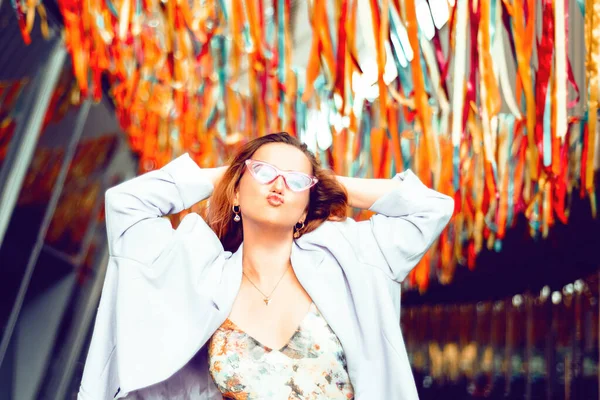 Portrait Une Belle Fille Festival Une Femme Danse Sourit Dans — Photo