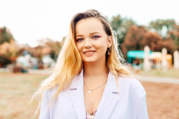 Retrato Uma Menina Bonita Com Penteado Moda Festival Mulher Com — Fotografia de Stock