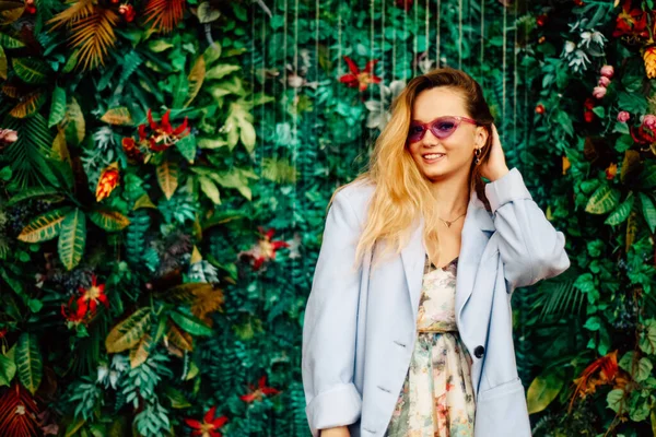 Ein Mädchen Kleid Jacke Und Lila Sonnenbrille Posiert Beim Festival — Stockfoto