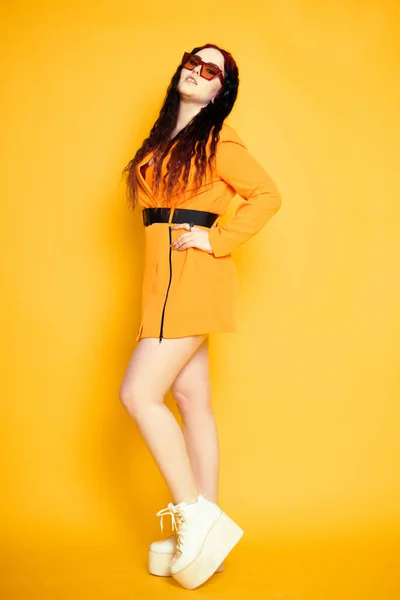 Belle Fille Pleine Croissance Sur Fond Jaune Brunette Robe Orange — Photo