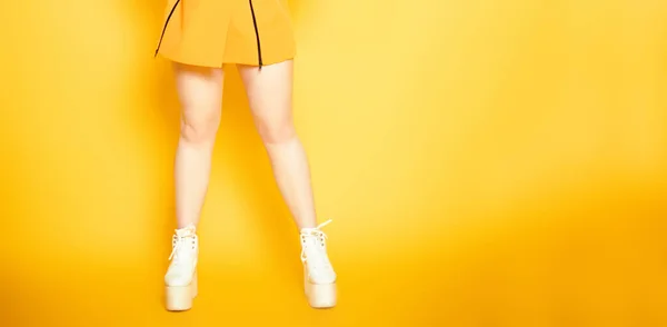 Lány Lábak Fényes Narancssárga Háttér Nagyon Magas Sarkú Vagy Sztriptíztánc — Stock Fotó