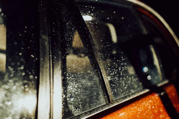 Voiture Rouge Sous Pluie Dans Soirée Tard Dans Nuit Gouttes — Photo