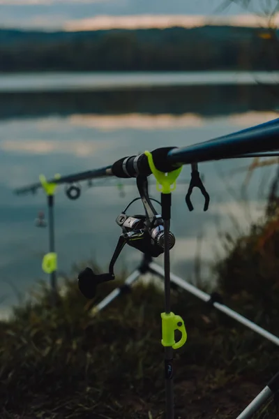 Pesca Amanecer Atardecer Cañas Pescar Fondo Del Lago Pesca Deportiva —  Fotos de Stock