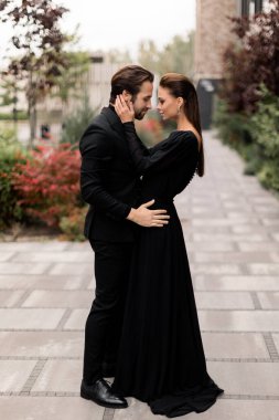 Genç aşıklar birbirlerine sarılıyorlar.