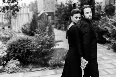 Birbirine aşık genç bir çiftin siyah beyaz fotoğrafı