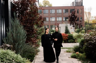 Genç aşık bir çift sokakta poz veriyor.  