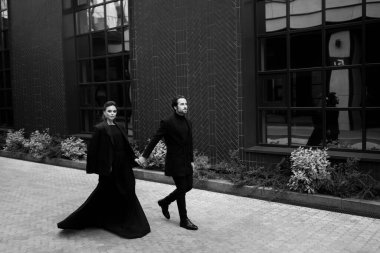 Birbirine aşık genç bir çiftin siyah beyaz fotoğrafı