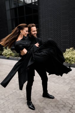 Güzel, genç ve aşık bir çift sokakta poz veriyor.