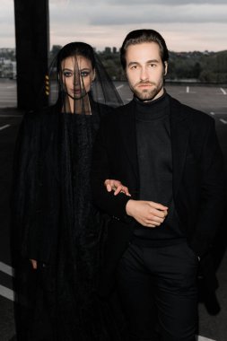 Genç aşık bir çift şehirde poz veriyor.