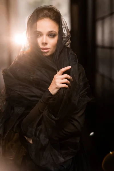 Таинственная Молодая Женщина Черном Платье Позирует — стоковое фото