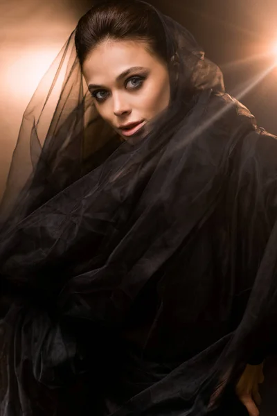 Красивая Молодая Женщина Длинными Волосами Черном Платье — стоковое фото
