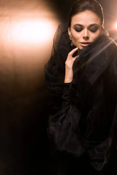 Mystérieuse Jeune Femme Dans Une Robe Noire Posant — Photo