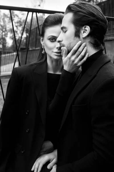 Frumos Cuplu Tânăr Costum Negru Cămașă Albă Pozând Studio — Fotografie, imagine de stoc