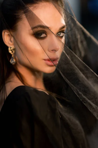 Siyah Elbiseli Uzun Saçlı Güzel Bir Kadının Portresi — Stok fotoğraf