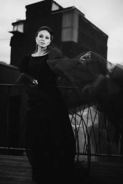 Siyah Beyaz Bir Elbise Giymiş Genç Bir Kadının Fotoğrafı — Stok fotoğraf