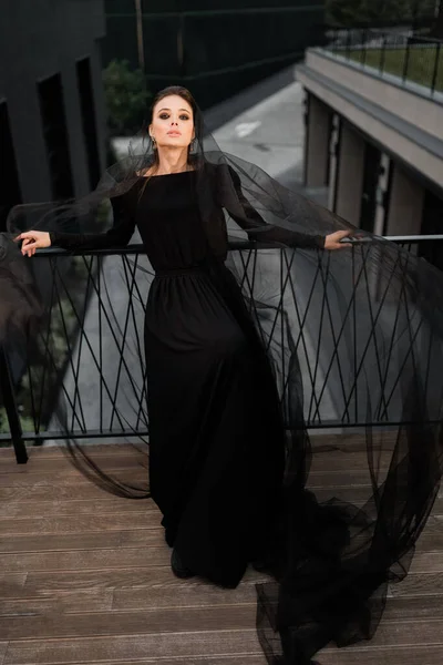 Hermosa Bailarina Vestido Negro Posando Ciudad —  Fotos de Stock