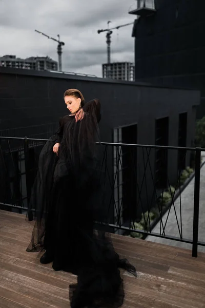 Siyah Elbiseli Gizemli Genç Kadın — Stok fotoğraf
