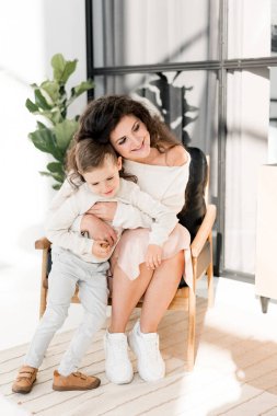 Mutlu anne ve oğul içeride poz veriyor.