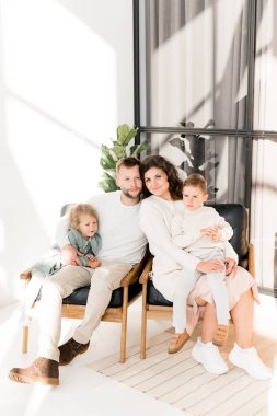 Evde poz veren genç anne ve baba. 