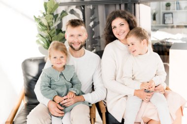 Evde çocukları olan mutlu bir aile. 