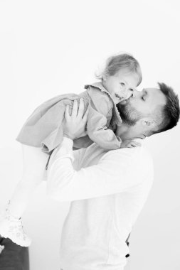 Genç baba ve kızı oynuyorlar. 