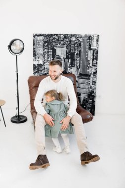 Genç baba ve kız evde eğleniyorlar. 