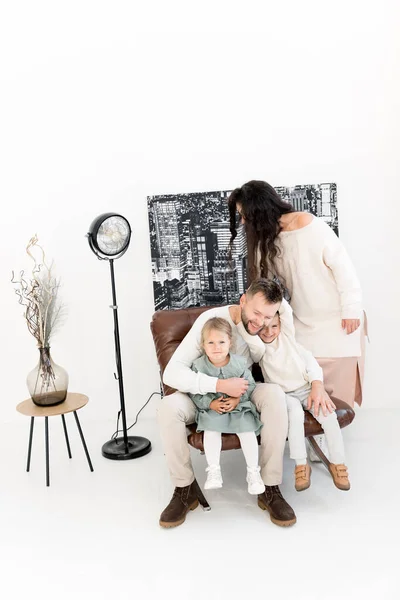 Lycklig Familj Med Barn Som Har Roligt Hemma — Stockfoto