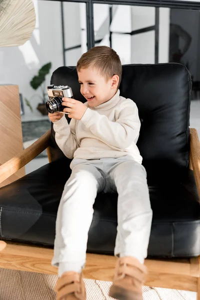 Симпатичный Мальчик Играет Фотоаппаратом Дома — стоковое фото
