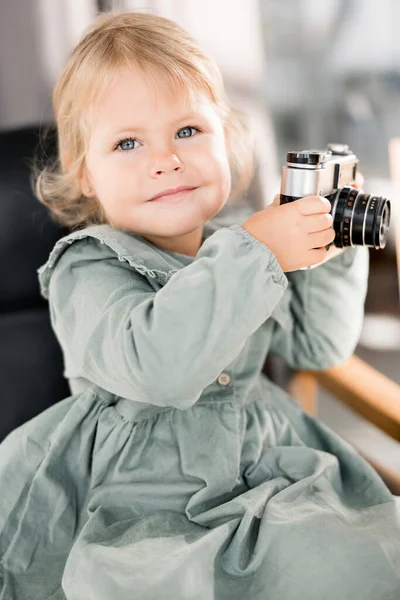 Mała Dziewczynka Gra Kamery Domu — Zdjęcie stockowe