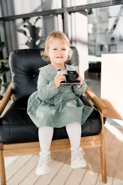 Маленька Дівчинка Грає Камерою Вдома — стокове фото