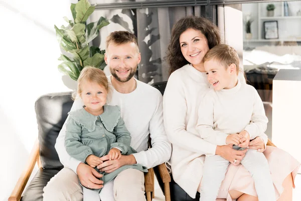 Famiglia Felice Con Bambini Seduti Casa — Foto Stock