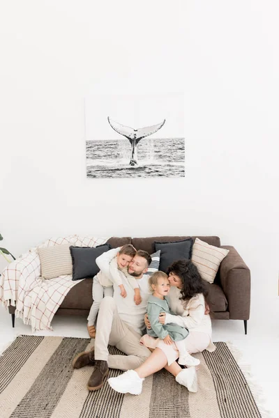 Ευτυχισμένη Οικογένεια Που Κάθεται Στο Πάτωμα Στο Σπίτι — Φωτογραφία Αρχείου