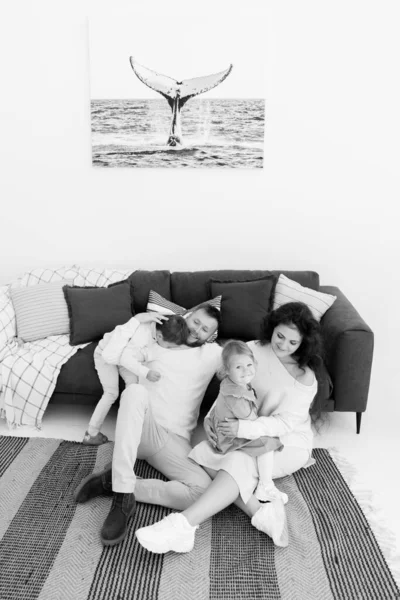 Šťastná Mladá Rodina Sedí Doma Podlaze — Stock fotografie