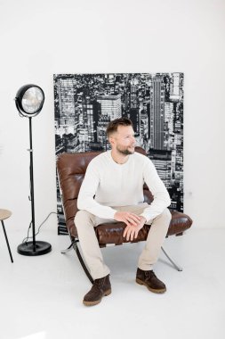  Evde yakışıklı bir adam portresi 