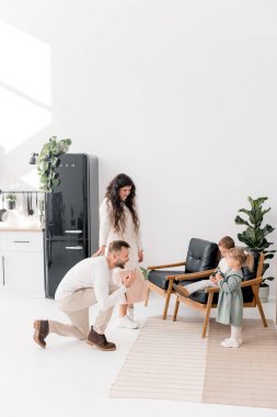  Küçük çocuklu bir aile evde eğleniyor. 