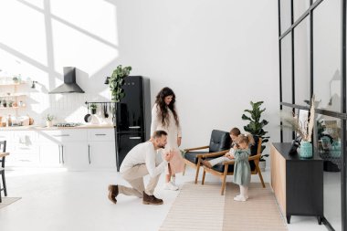  Küçük çocuklu bir aile evde eğleniyor. 