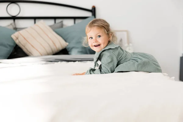 Маленька Дівчинка Позує Вдома Ліжку — стокове фото