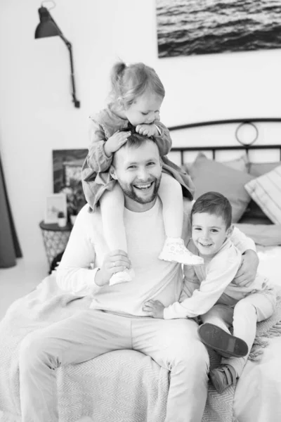 Šťastný Otec Dětmi Pózuje Ložnici — Stock fotografie